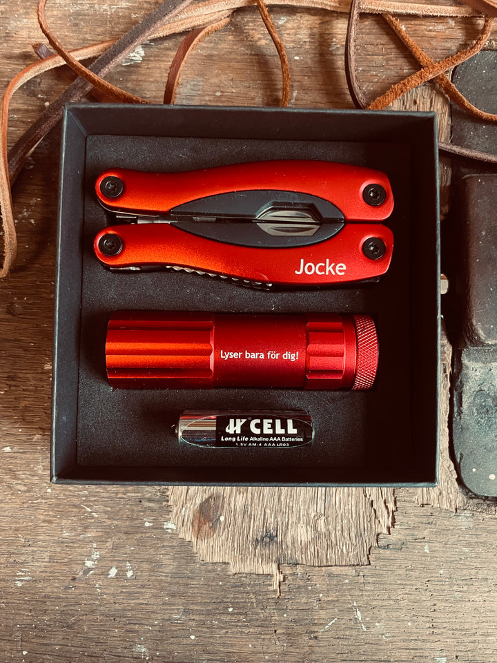 Presentbox ’Safe & Love’ med ficklampa, multiverktyg & personlig gravyr