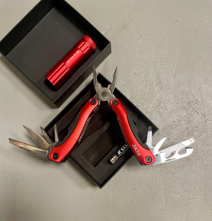 Presentbox ’Safe & Love’ med ficklampa, multiverktyg & personlig gravyr