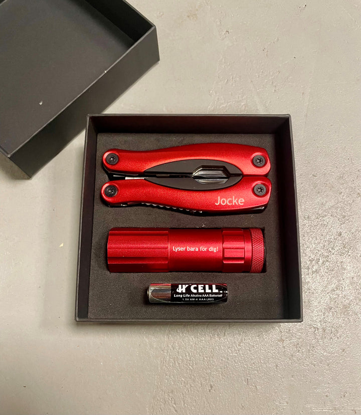 Presentbox ’Safe & Love’ med ficklampa, multiverktyg & personlig gravyr