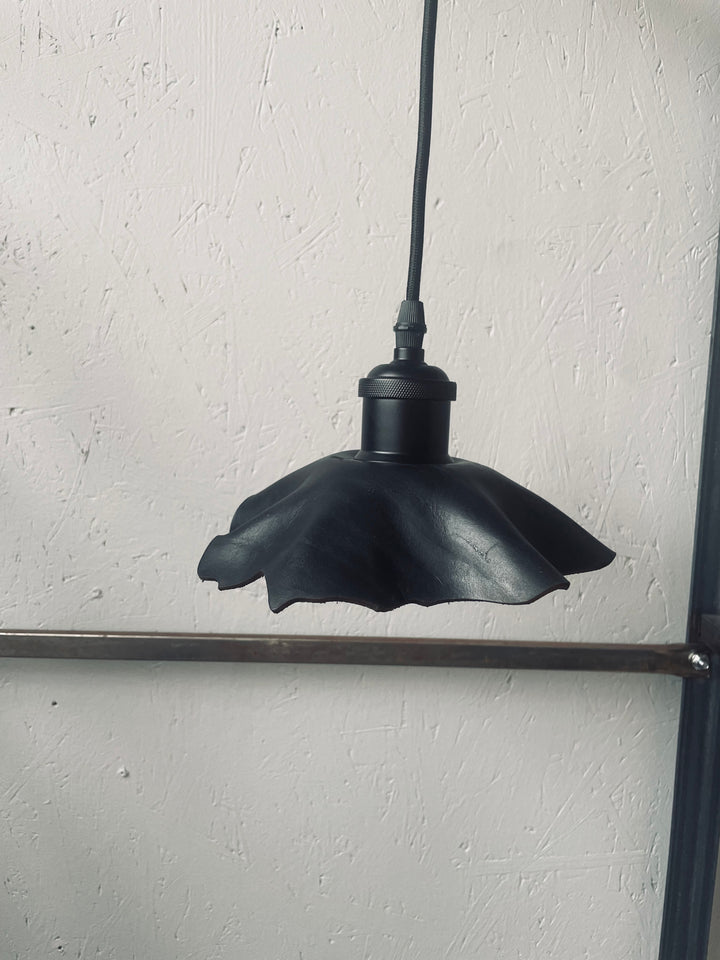 Taklampa Svart Small exklusiv och handformad i läder