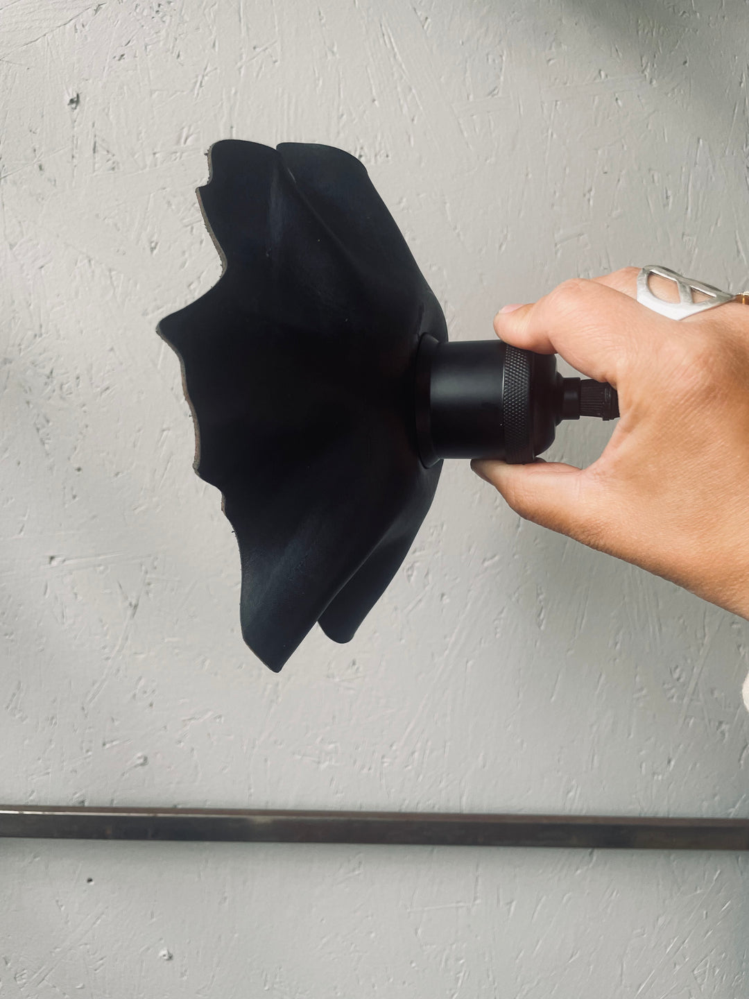 Taklampa Svart Small exklusiv och handformad i läder